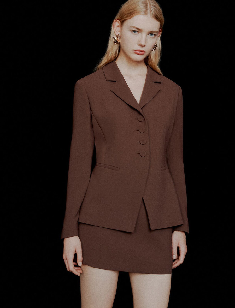 halbtaillierter envers-satinblazer – braun