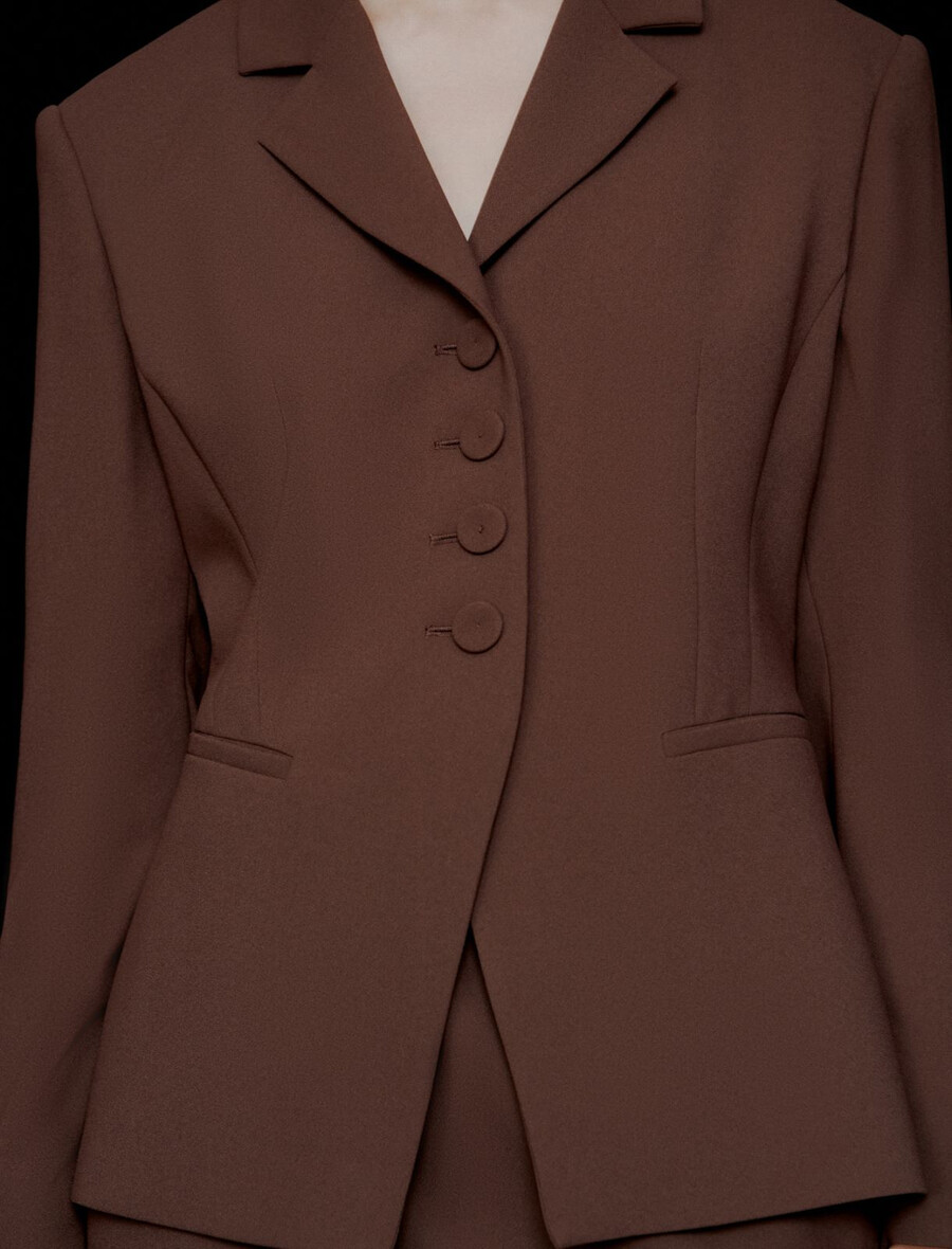halbtaillierter envers-satinblazer – braun