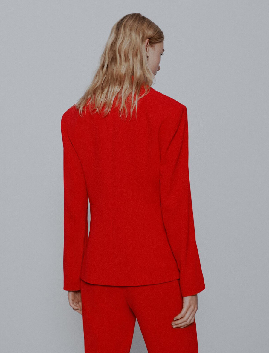 halbtaillierter envers-satinblazer – rot
