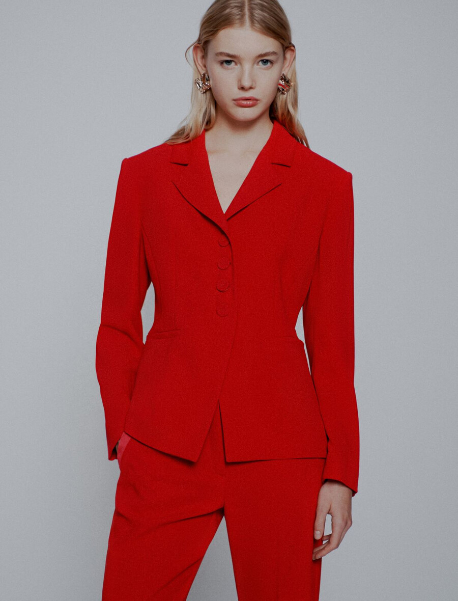halbtaillierter envers-satinblazer – rot