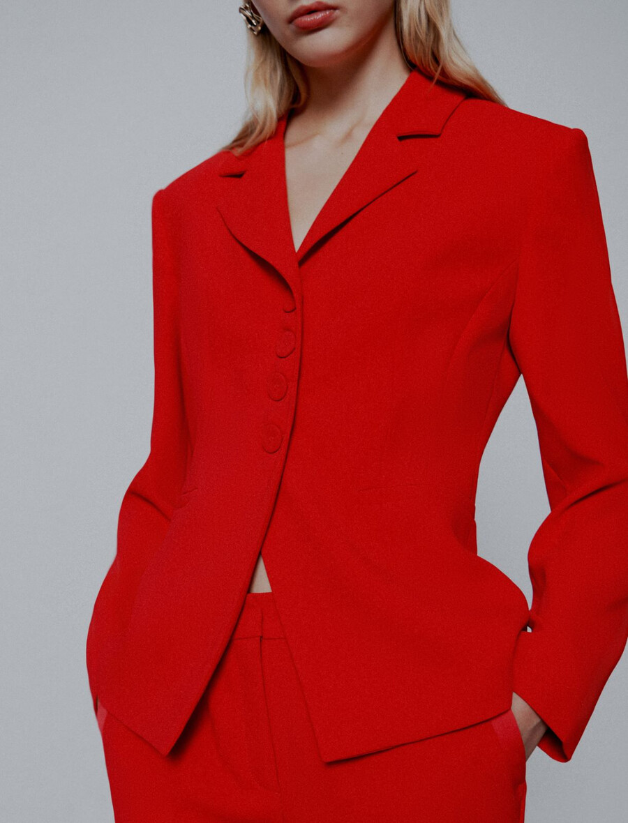 halbtaillierter envers-satinblazer – rot