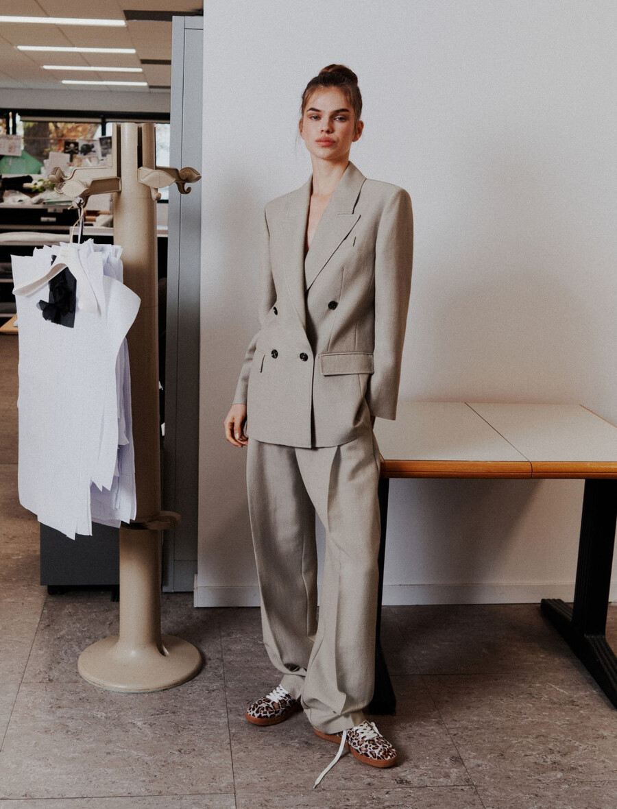 oversized-blazer im dekonstruierten stil – hellgrau
