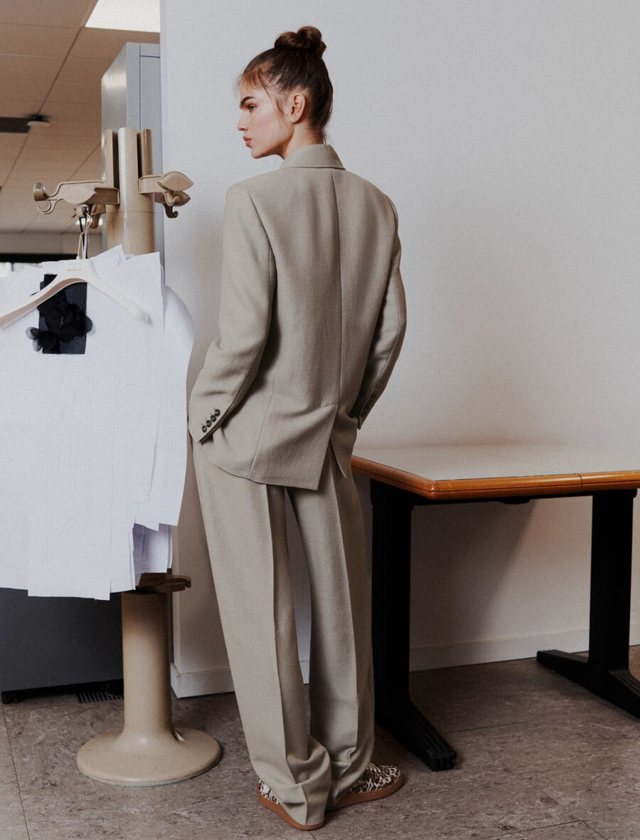 oversized-blazer im dekonstruierten stil – hellgrau