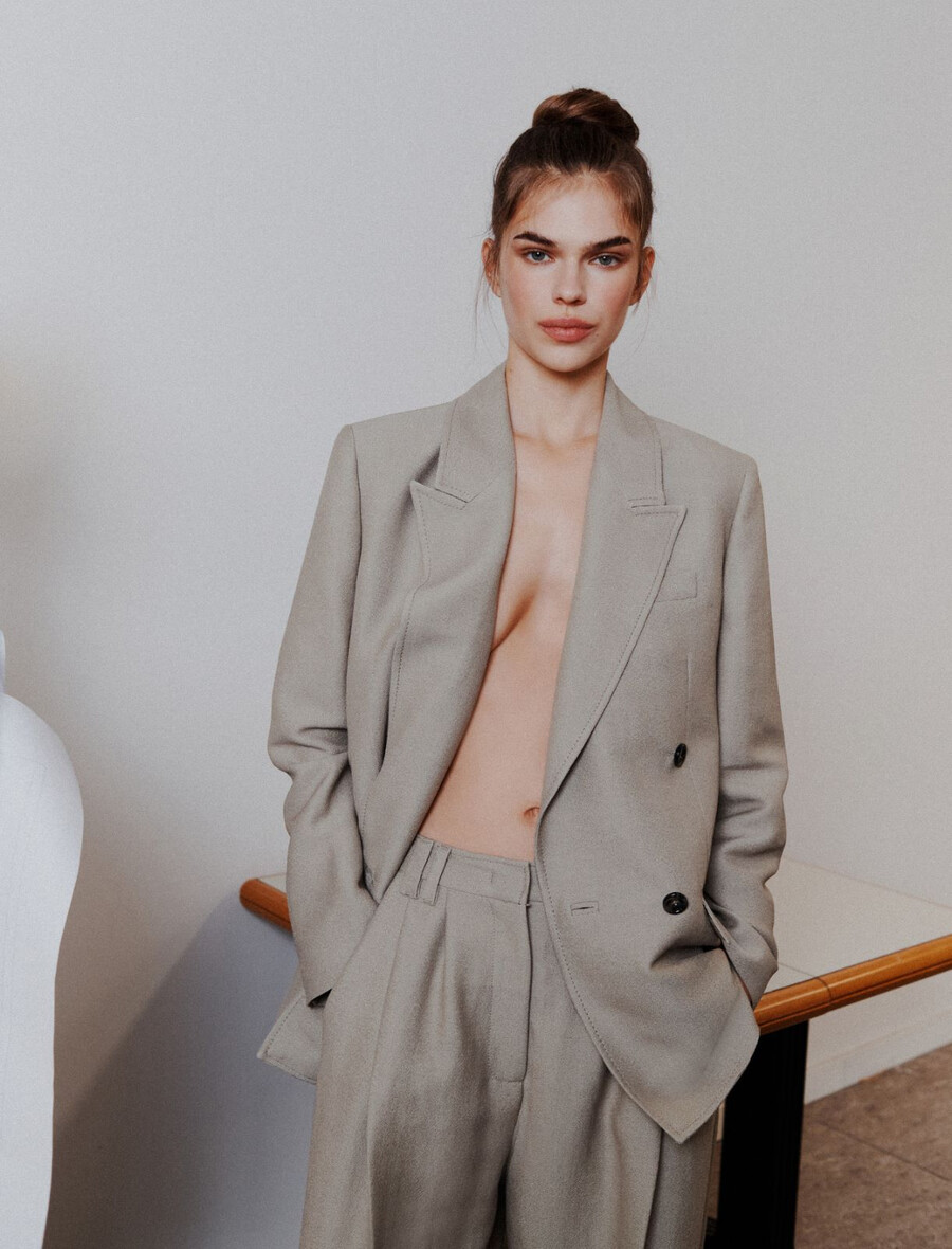 oversized-blazer im dekonstruierten stil – hellgrau