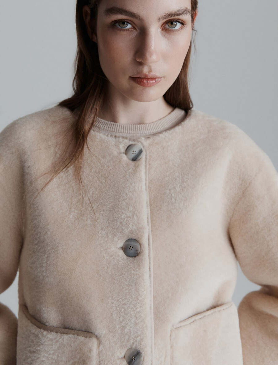 kurze jacke mit schaldetail – creme
