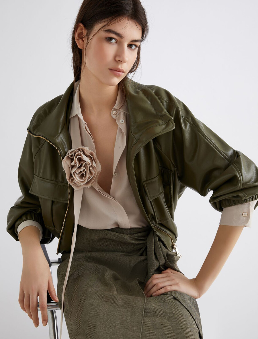 blousonjacke aus beschichtetem jersey – olive