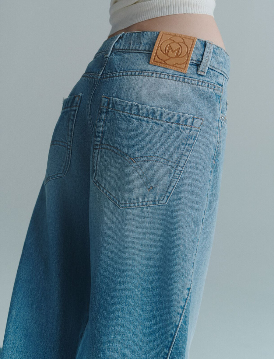 hüftig geschnittene weite jeans – hellblau
