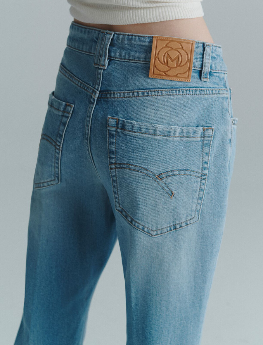 ausgestellte verkürzte jeans – hellblau