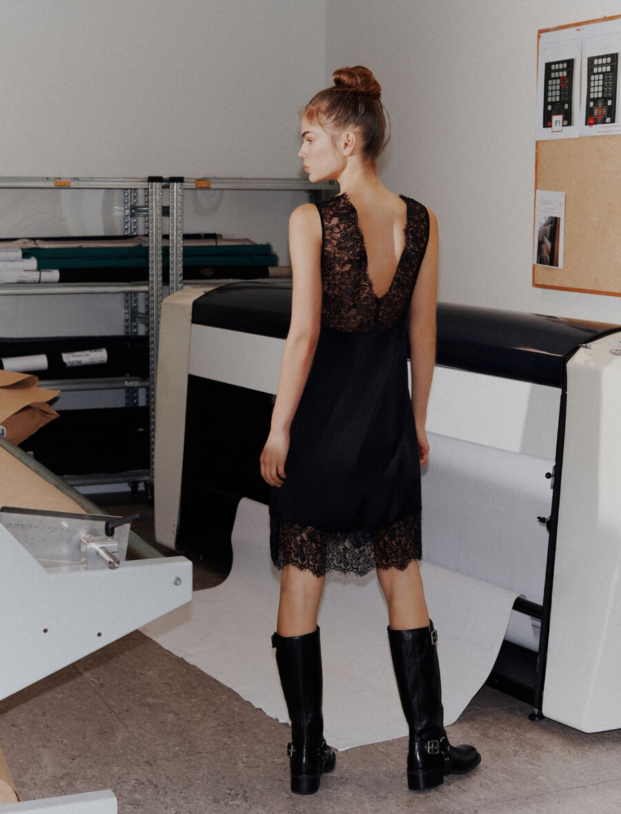 kleid mit spitzeneinsatz - schwarz