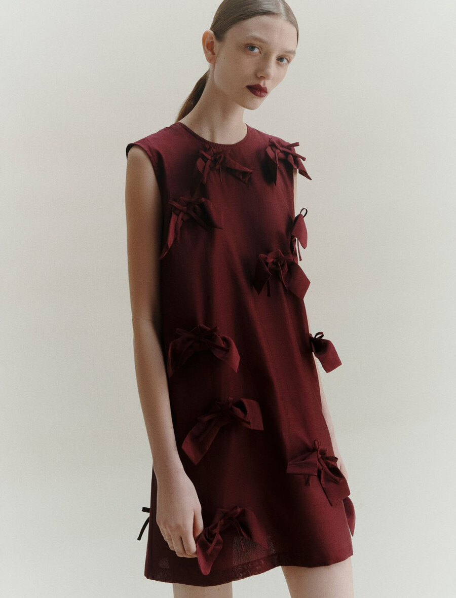 Ärmelloses kleid mit schleifendetail - bordeaux