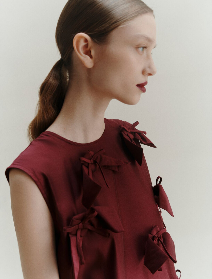 Ärmelloses kleid mit schleifendetail - bordeaux