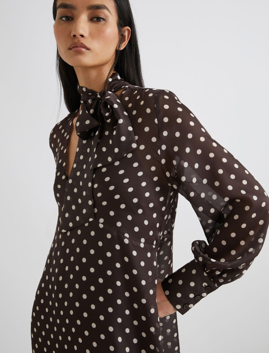 gepunktetes kleid mit halstuchdetail – schokolade