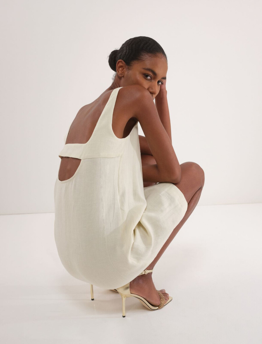 ausgestelltes kleid aus baumwolle und leinen – creme