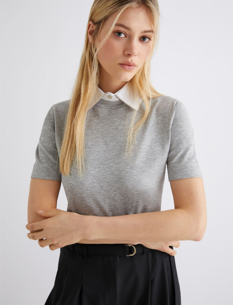t-shirt mit abnehmbarem kragen und kristallverzierung – grau