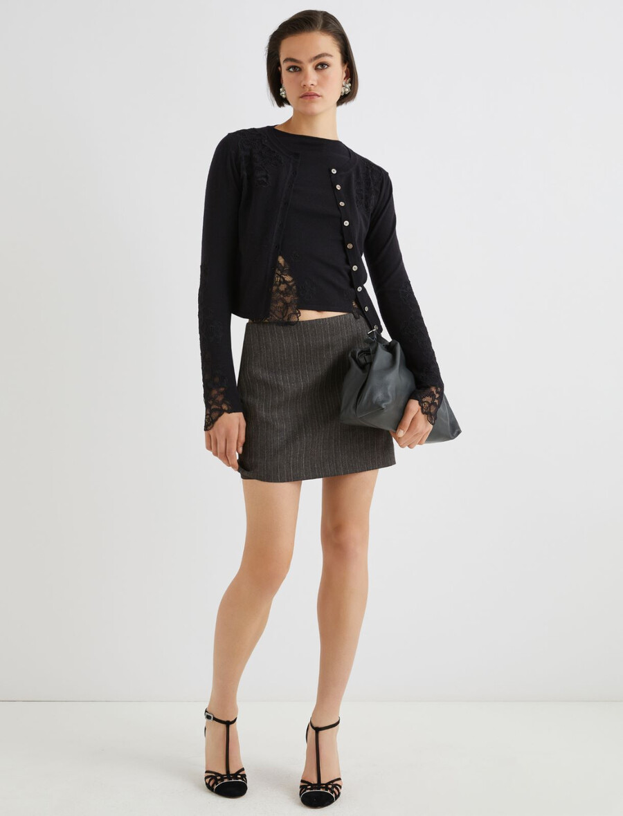 eng anliegender pullover mit spitzenbesatz – schwarz