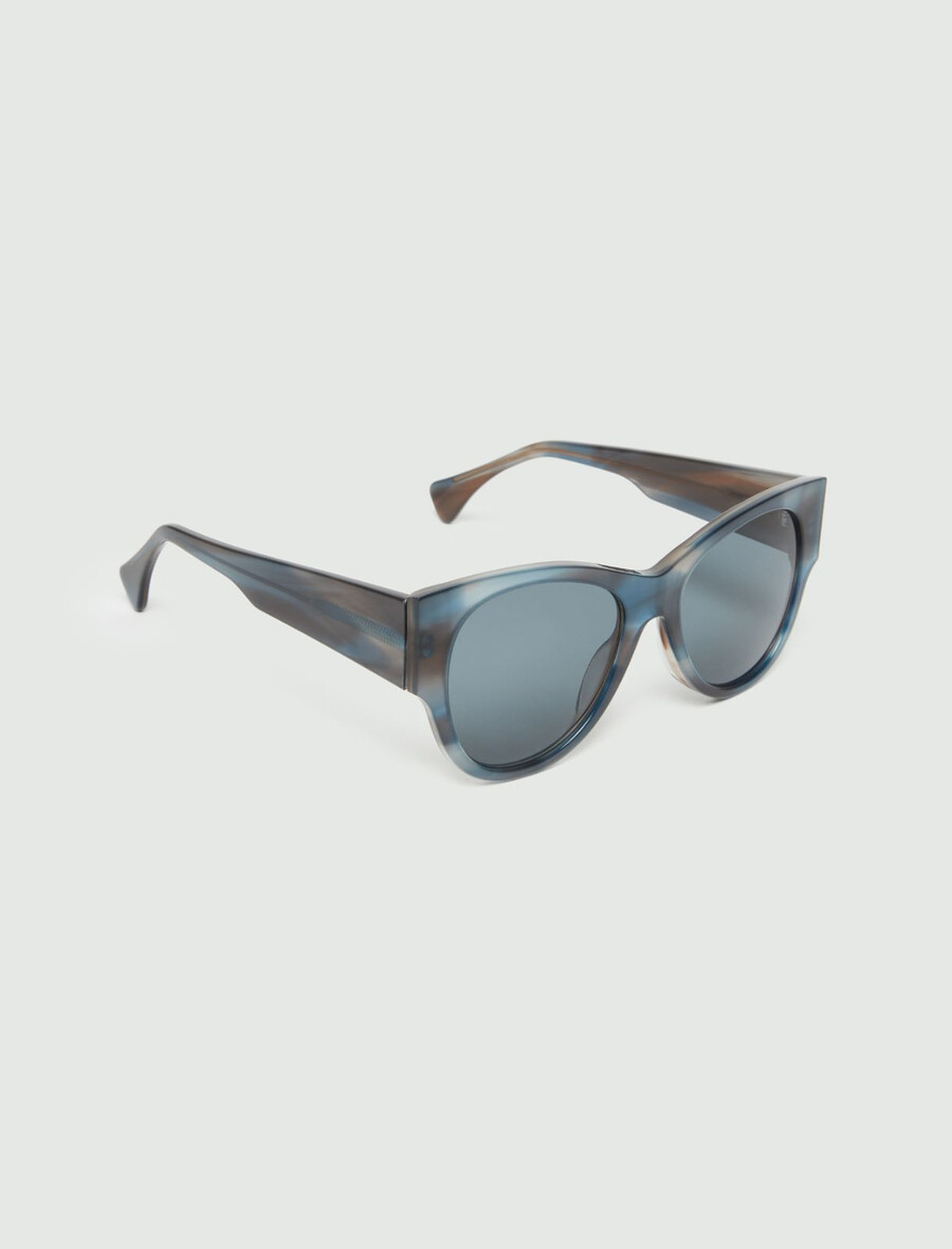 Übergroße sonnenbrille - blaue jeans