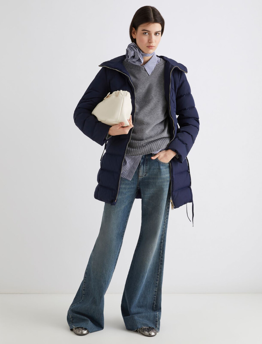 wasserabweisende lange daunenjacke mit taillierter passform - marineblau