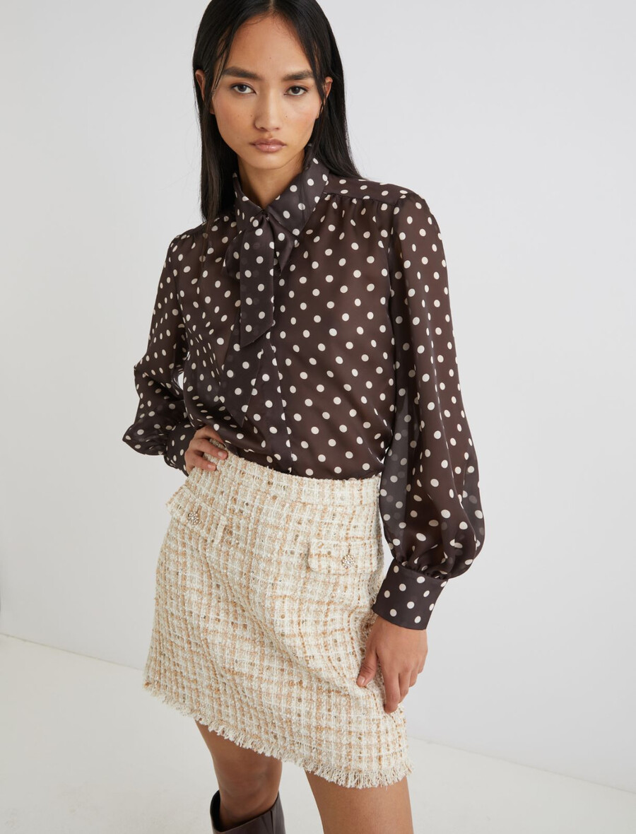 chiffon-satinbluse mit polka-dots – schokolade