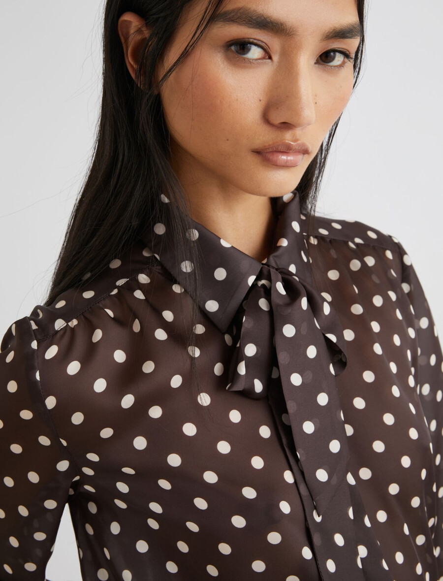 chiffon-satinbluse mit polka-dots – schokolade