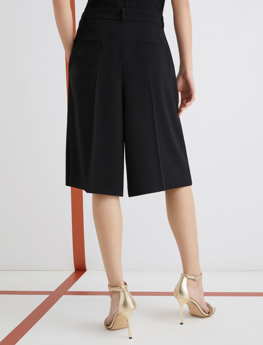 abnähernde bermuda-shorts aus satin - schwarz