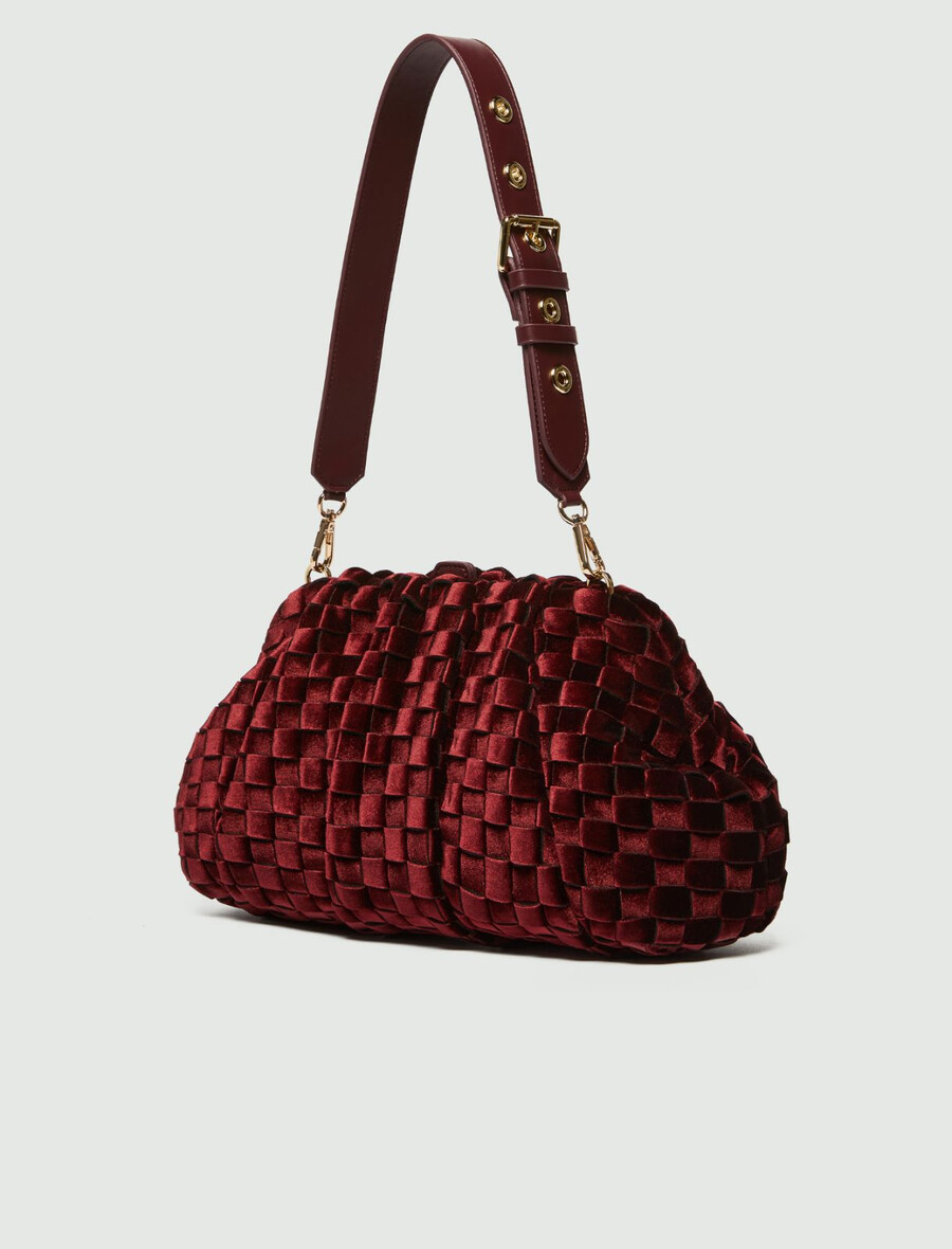 unstrukturierte clutch aus gewebtem samt – bordeaux