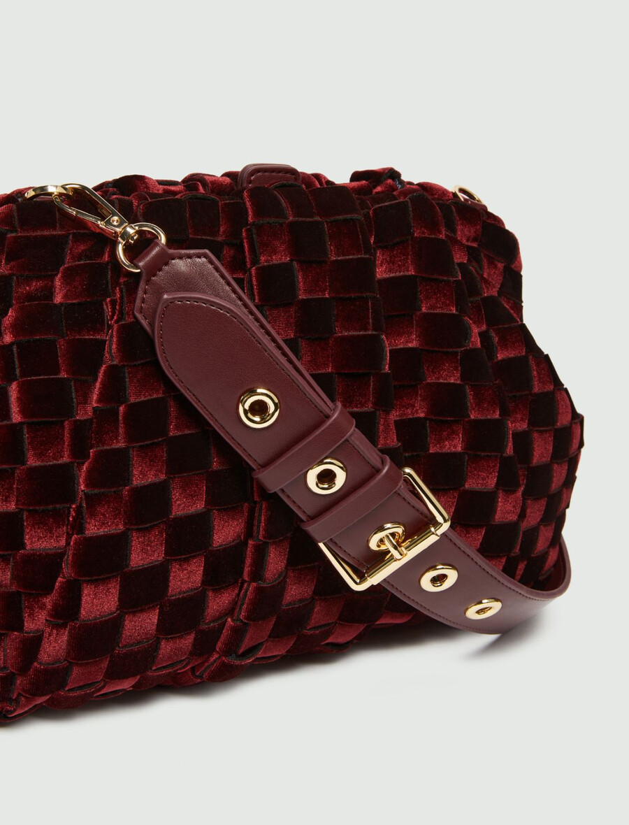 unstrukturierte clutch aus gewebtem samt – bordeaux