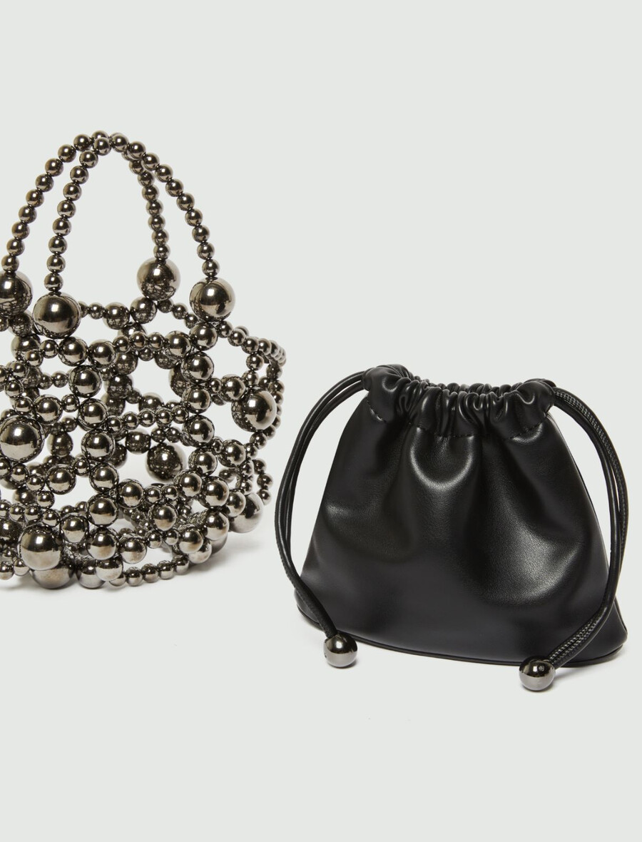kleine beuteltasche mit kugeldetail – schwarz