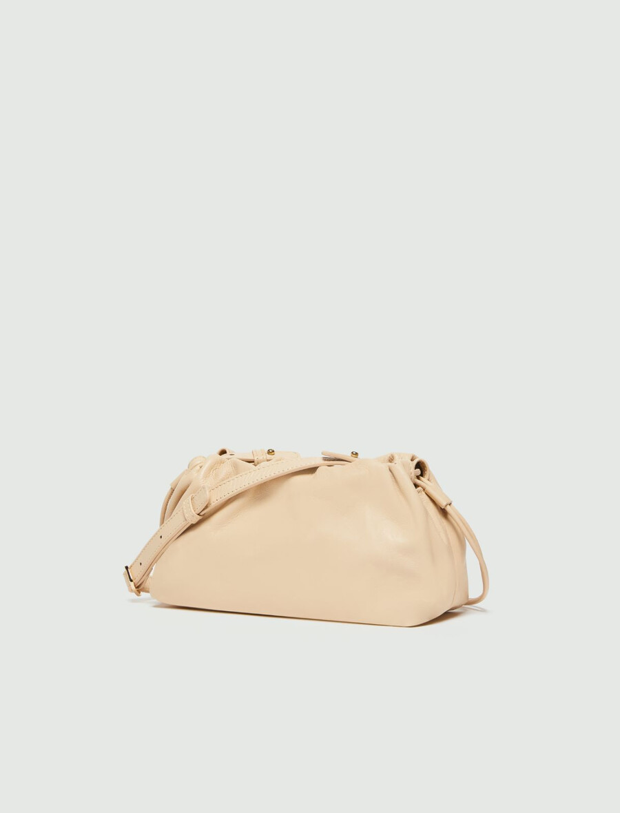 unstrukturierte tasche aus nappaleder – puder