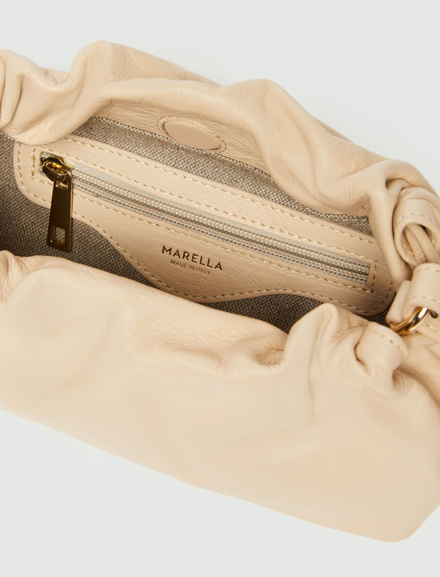unstrukturierte tasche aus nappaleder – puder