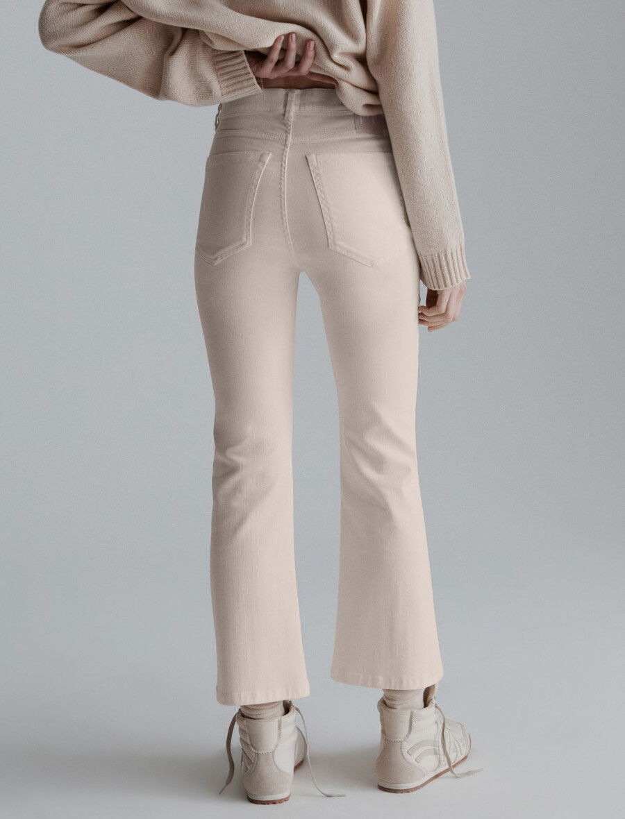 ausgestellte verkürzte jeans – creme