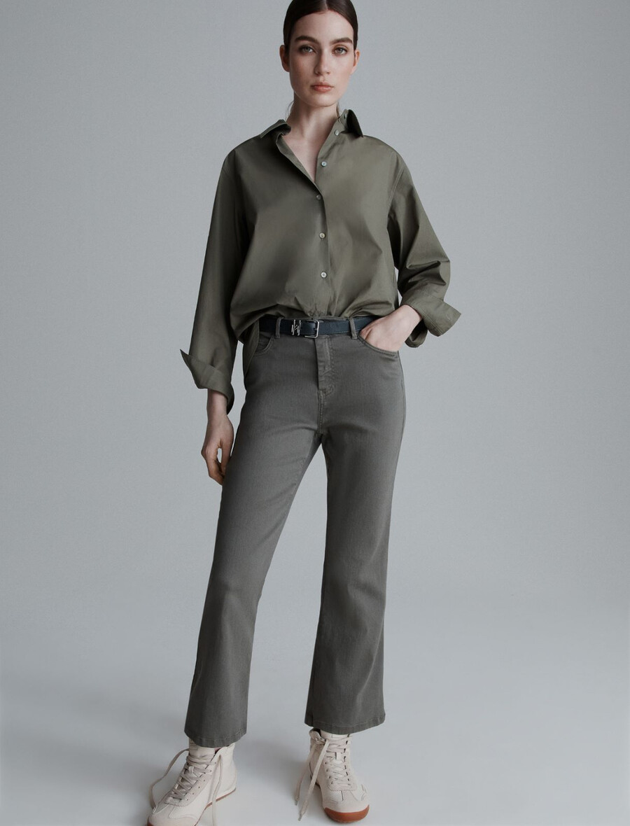 ausgestellte verkürzte jeans – olive