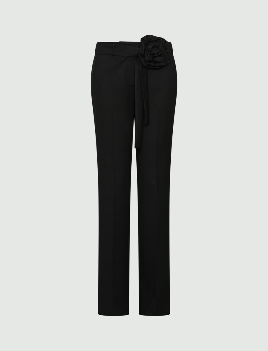 ausgestellte hose mit blumenverziertem gürtel – schwarz