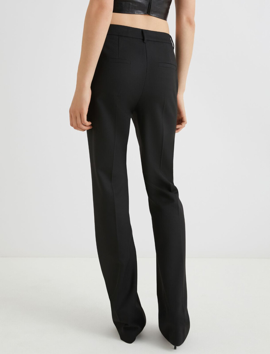 ausgestellte hose mit blumenverziertem gürtel – schwarz