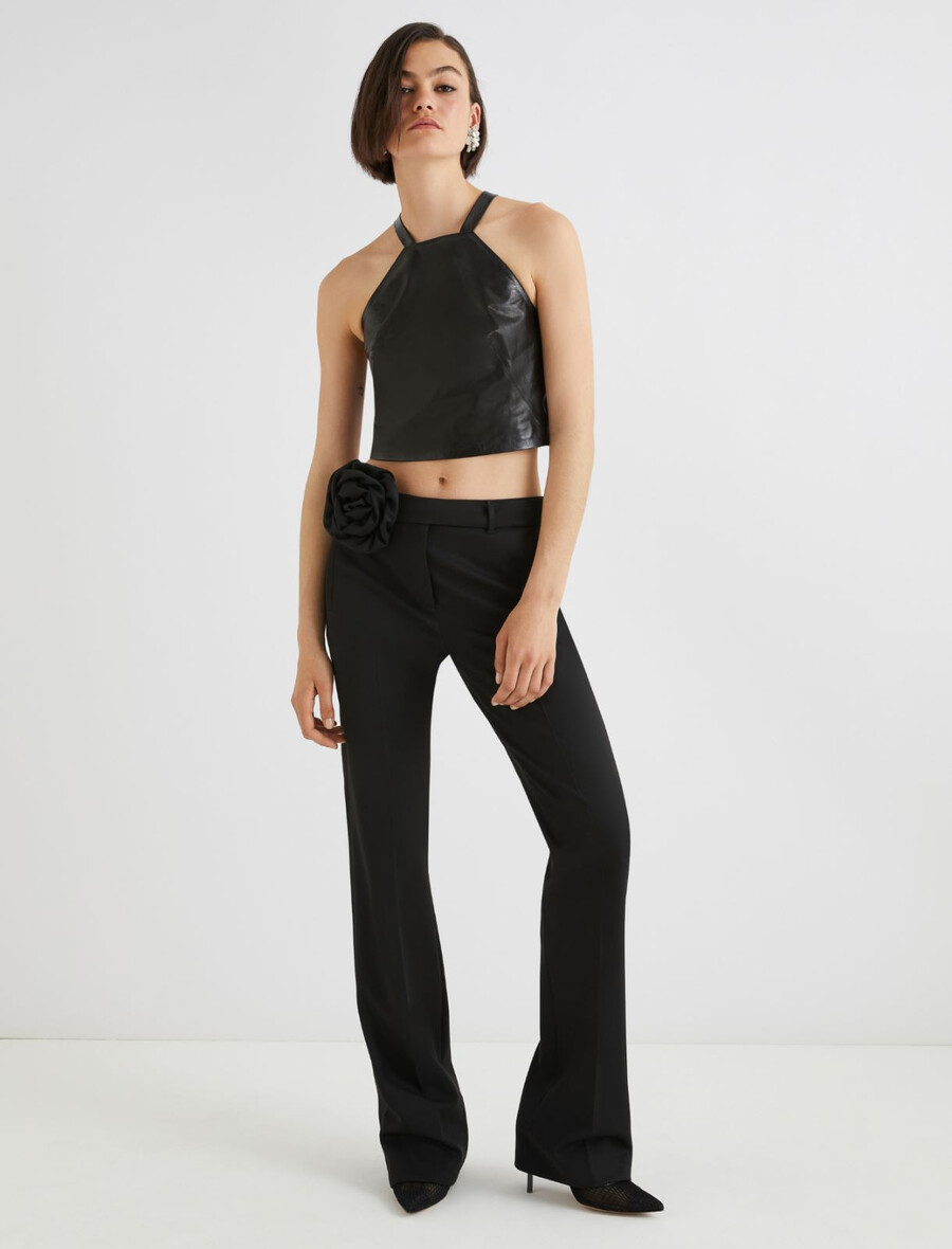 ausgestellte hose mit blumenverziertem gürtel – schwarz