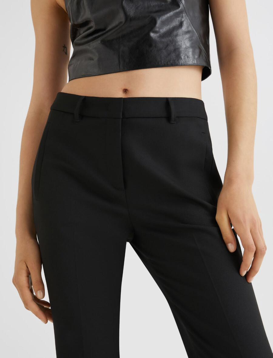 ausgestellte hose mit blumenverziertem gürtel – schwarz